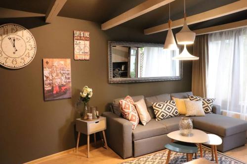 One-Bedroom Apartment with Free Parking