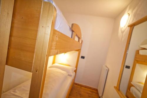 1 queen bed, 1 bunk bed