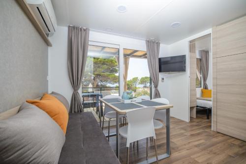 3 bedrooms, 6 beds