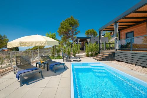 3 bedrooms, 6 beds