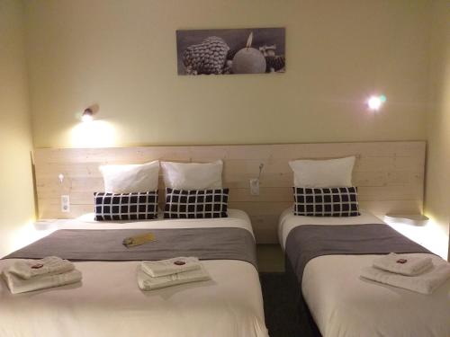 1 queen bed, 3 twin beds