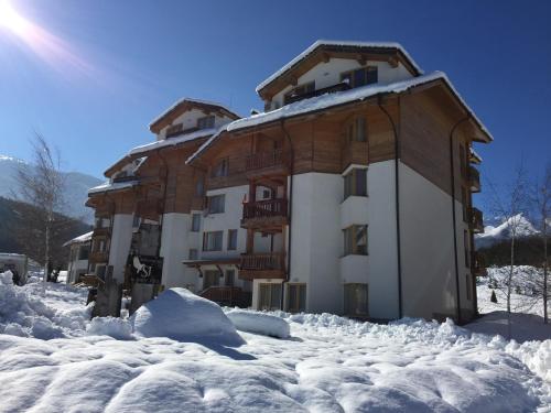 Apartment with Mountain View image 4