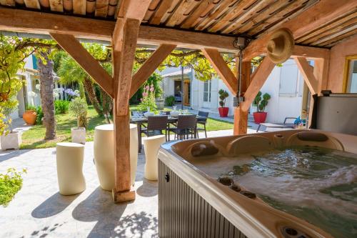 Beautiful townhouse with a hot tub, sauna & 2 gardens gîte à louer La Couarde-sur-Mer