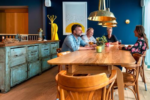 Bar/ Salón, Stayokay Hostel Terschelling in Terschelling