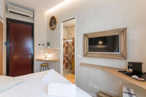 Duomo Deluxe Room - image 8