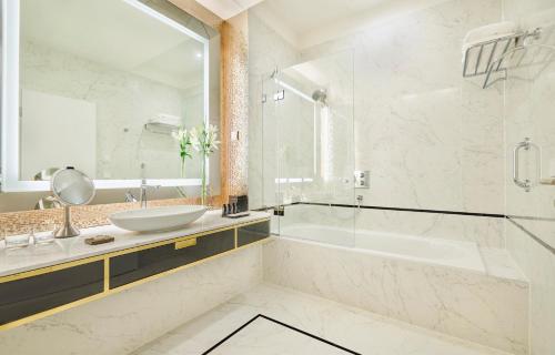 Deluxe King Room with City View