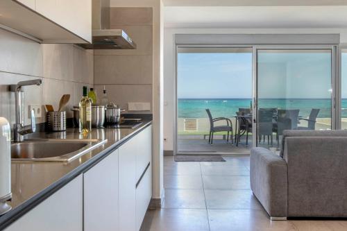 مطبخ, Son Serra Relax 2 By homevillas360 in سانتا مارجاليدا