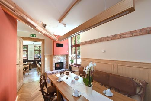 Port Inn Hotel - image 11