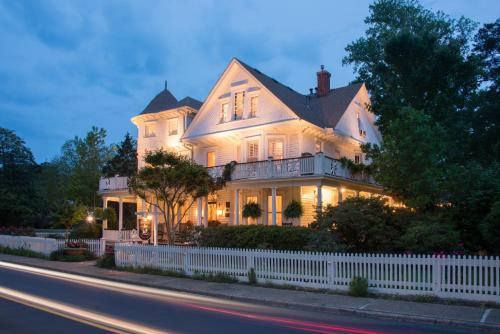 White Doe Inn Bed & Breakfast - 숙소 외관