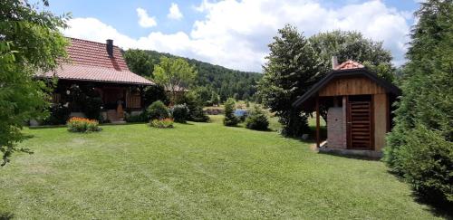 Viesnīcas āriene, Brvnara za odmor Tara in Zaugline