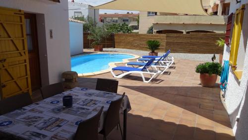 Tres Grande Maison 150 metres de la plage et commerces avec piscine privee gîte à louer Ullà