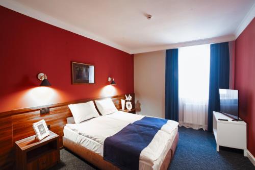 1 queen bed, 1 sofa bed