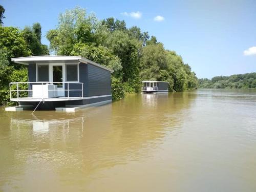  Tisza úszóház (Tiszaug), Tiszaug bei Tiszaalpár