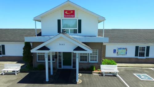 Econo Lodge Inn & Suites Saint John