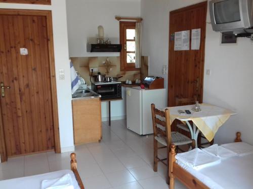 Koutadelias rooms in Kalamos (Argalasti)