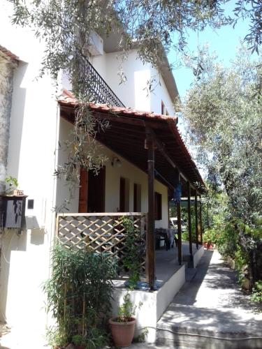 Koutadelias rooms in Kalamos (Argalasti)