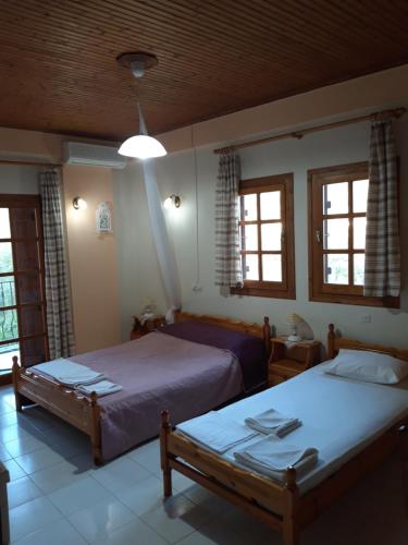 1 double bed, 1 twin bed