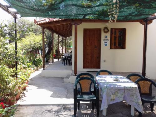 Koutadelias rooms in Kalamos (Argalasti)