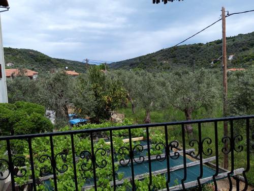 Koutadelias rooms in Kalamos (Argalasti)
