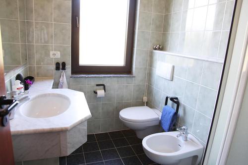 3 bedrooms, 6 beds