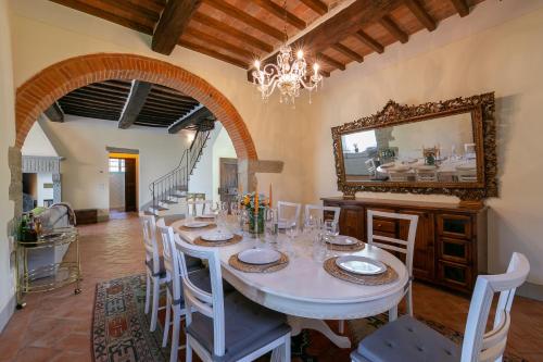 Beautiful country house Villa Mezzavia with private pool in Costiglion Fiorentin in Mezzavia
