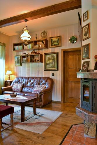 Къща край реката/ House by the river (Къща краи реката/ House by the river) in อาร์บานาสซี