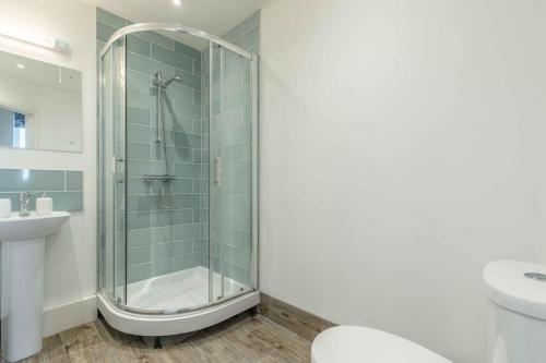 Modern apartment within short walk of The Castle, High Street and Long Walk - FREE PARKING - By Tempstay, Виндзор (фото 6)
