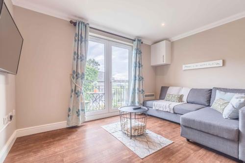 Modern apartment within short walk of The Castle, High Street and Long Walk - FREE PARKING - By Tempstay, Windsor