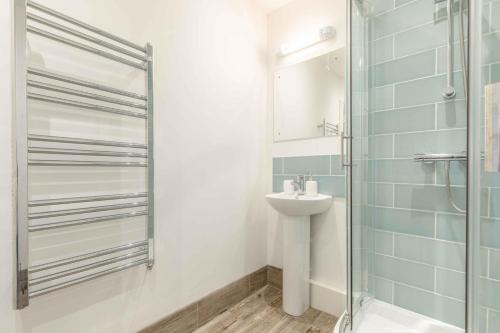 Modern apartment within short walk of The Castle, High Street and Long Walk - FREE PARKING - By Tempstay 5