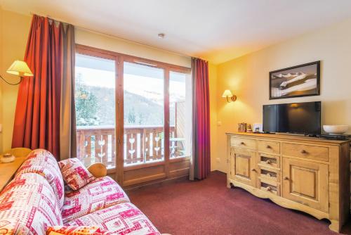 Select One-Bedroom Apartment (4 People)