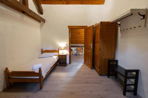 5 twin beds