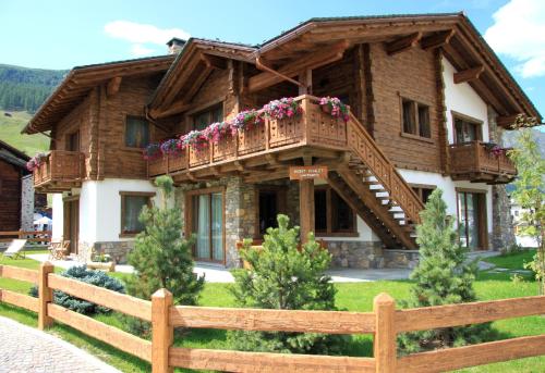  Mont Chalet Apartaments, Pension in Livigno