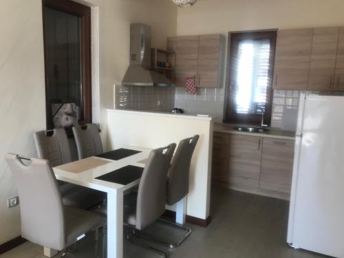 Apartments Admiral in Meljine