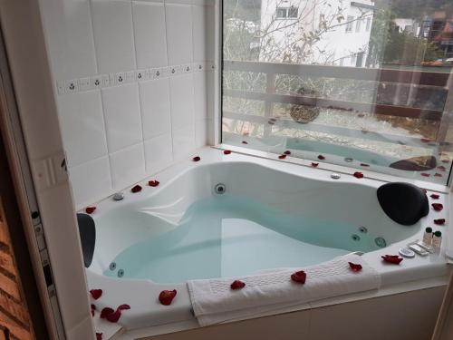 Deluxe Suite with Spa Bath image 1