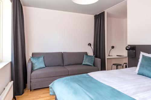 2 twin beds, 1 sofa bed