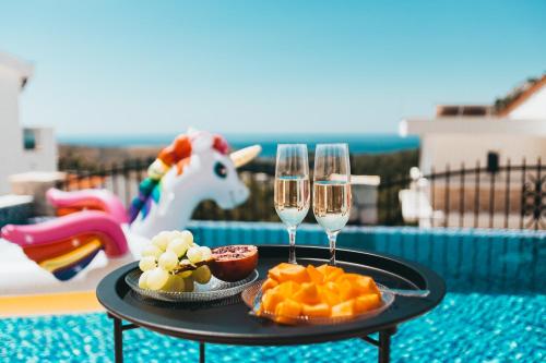 Makanan dan Minuman, Dolaca Villas in Zgrade