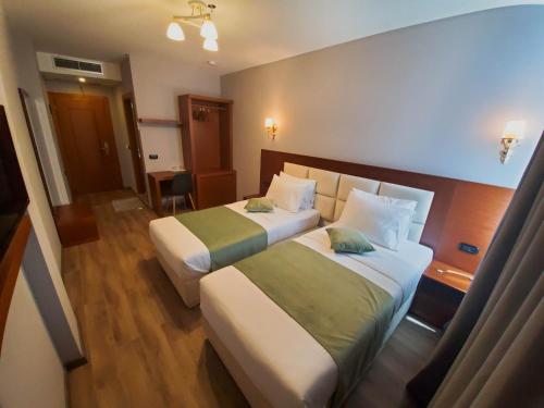 2 twin beds