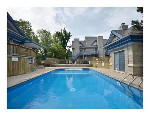 Slopeside Blue Mountain Condo - Wifi, Linens/Towels, Ski In/Out