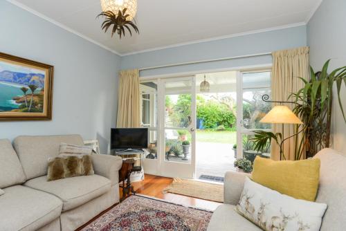 Issy S Pipi Street Cottage Te Awanga Holiday Home New Zealand