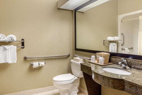 Queen Suite with Accessible Tub - Accessible/Non-Smoking