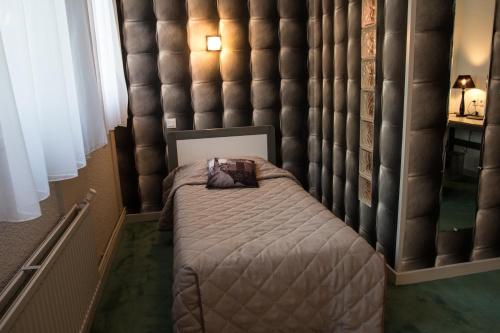 3 twin beds