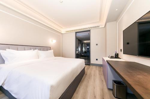 Standard King Room room in Mercure Xian Qujiang
