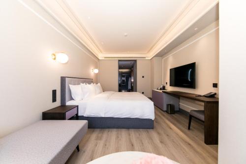Standard King Room image 2