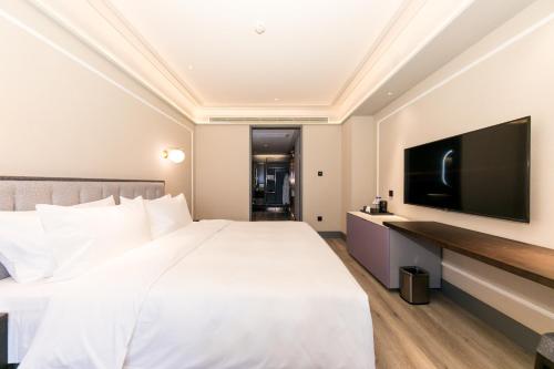 Standard King Room image 1