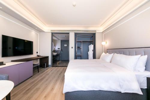 Superior King Room room in Mercure Xian Qujiang