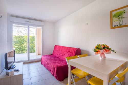 One-Bedroom Apartment image 5