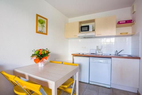 One-Bedroom Apartment image 4