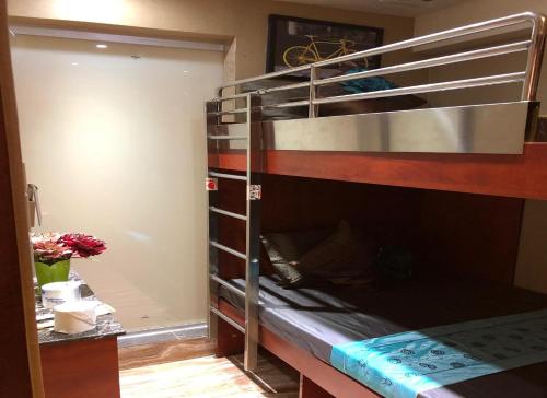 Standard Twin Room image 8