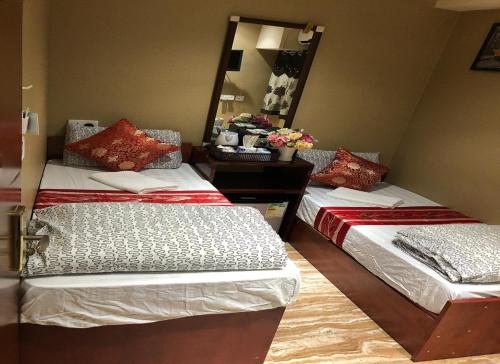 Standard Twin Room image 6