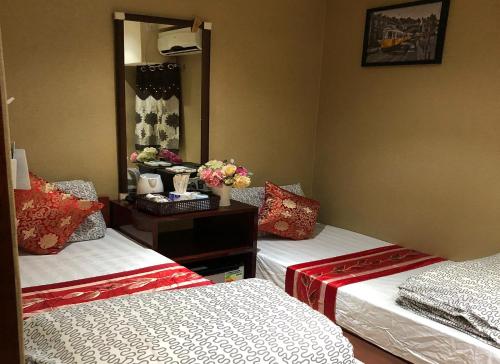 Standard Twin Room image 5